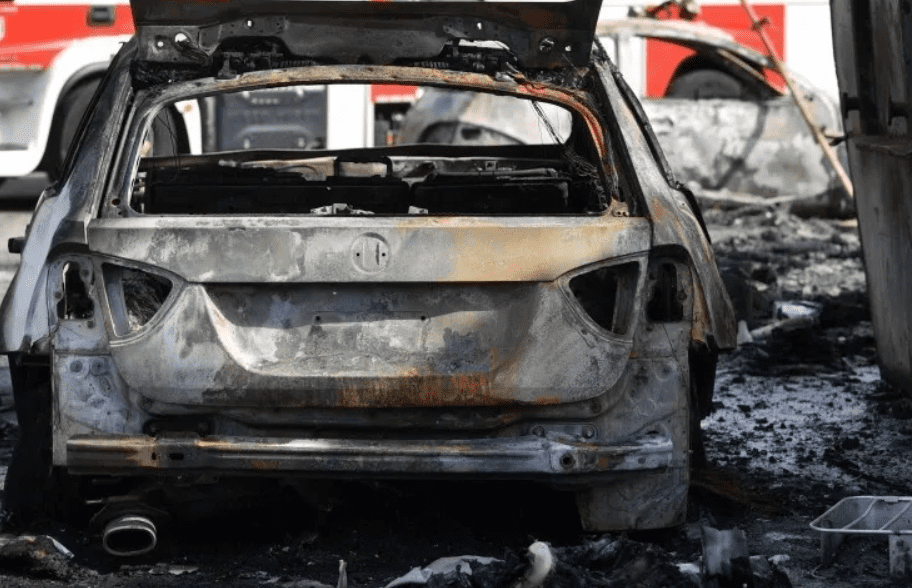 В Петербурге гонщик не смог скрыться с места ДТП из-за загоревшегося авто