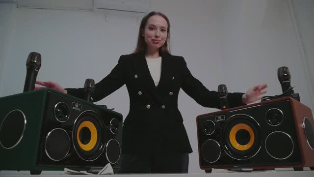 NOIR-audio MAX-300 акустическая система с двумя беспроводными микрофонами и колонкой 300 Ватт. Обзор