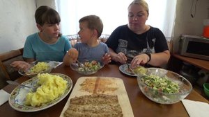 мукбанг запечëнная скумбрия, пюре, салат