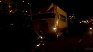 Доминик грабит фуру момент из фильма (Форсаж 1)