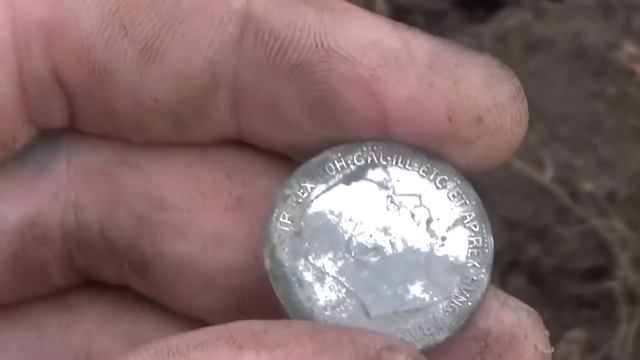 Нашёл серебрянный, монета жулика в заложенном шурфе... смотреть онлайн
