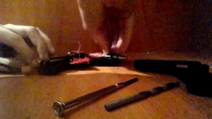 Как починить курок клейевого писталета если он сломался