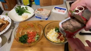 Бутерброды с  печенью  трески, и  с сыром  фета. Два вида бутербродов за 5 минут)