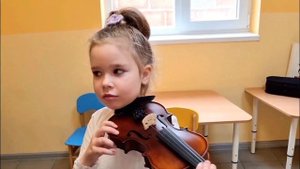 Лия Сидоренко, 6 лет. ✨️Урок игры на скрипке ?. Фрагмент.✨️
