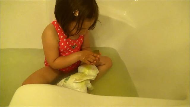 VLOG. Купаемся в ванной. Моем кошечку мылом из Сашиной коллекции. смотреть онлайн