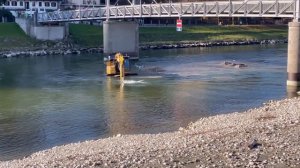 Der gelbe Bagger im Fluss. Salzburg, Volvo  CAT, 2 excavator in the river,  河里的挖掘机