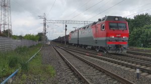 Железная дорога. Электровоз 2ЭС6-1375 «Синара» с грузовым поездом.