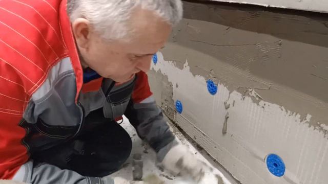 Двойной базовый армирующий слой из клея и сетки на цоколе дома, утепление ЭППС под плитку, камень