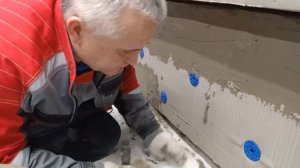 Двойной базовый армирующий слой из клея и сетки на цоколе дома, утепление ЭППС под плитку, камень