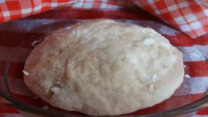 Дрожжевой пирог-рулет с голубикой и брусникой