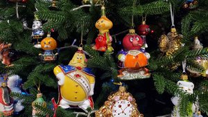 Елка новогодняя первая, большая. Елочные игрушки 2022.mp4