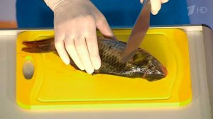 Как быстро почистить рыбу. Маленькие хитрости. Жить здорово! Фрагмент выпуска от 27.10.2015