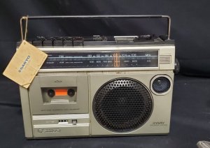 Винтажный кассетный магнитофон Sanyo M2429 FM-AM RADIO w-ЯПОНИЯ-1982-год