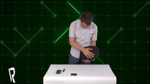 Распаковка первых в России очков дополненной реальности Microsoft HoloLens.