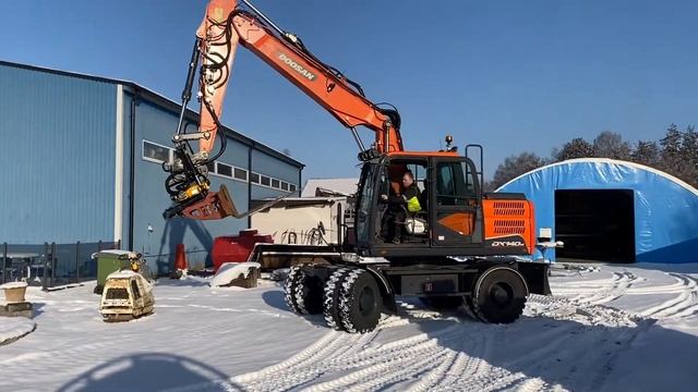 Köp Grävmaskin Doosan DX 140W-5 med tillbehör på Klaravik смотреть онлайн