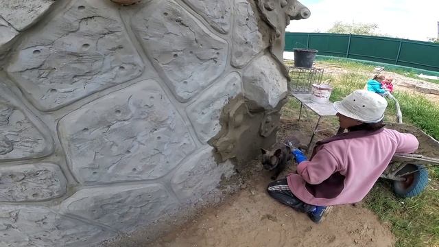 оформление цоколя дома. декоративный камень. лепка кузни на цоколе с заклепками из цемента. смотреть онлайн