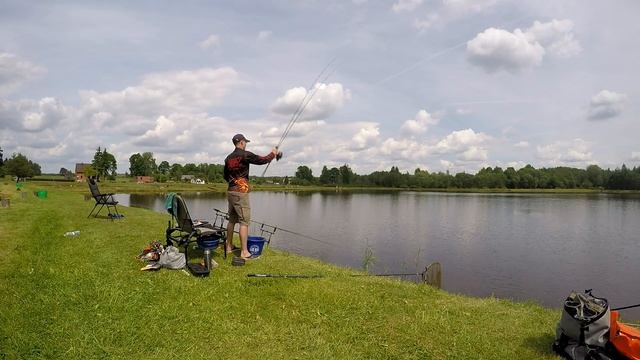 Ловля карпа на метод #фидер. Ловим карпа на метод в пруду. Рыбалка с сыном. смотреть онлайн