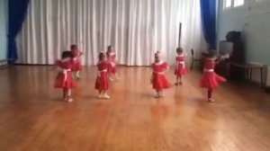 "А я чайничала" Танец детей младшей группы(3-4 года)Школа-Ясень