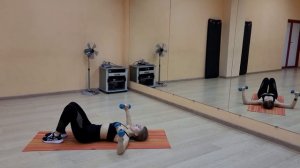 Жим гантелей лежа на полу - Техника выполнения упражнения