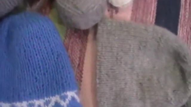 Шапка двухсторонняя с разными рисунками,медведь на джемпере.