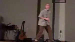 Маленький Джастин Бибер поет песню на сцене..flv