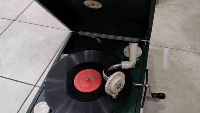 По Дону гуляет казак молодой, оркестр А. Иванова-Крамского, патефон «Supralion», Чехословакия смотреть онлайн