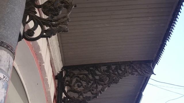 Кованный навес над дверью дома в Астрахани Forged canopy over the door of a house in Astrakhan 的锻造天