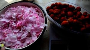 Варенье из клубники и лепестков роз