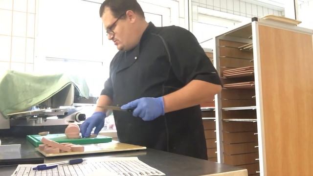 Рабочие будни, пришла коллега румынка с мойки, готовлю нарезку к ужину. смотреть онлайн