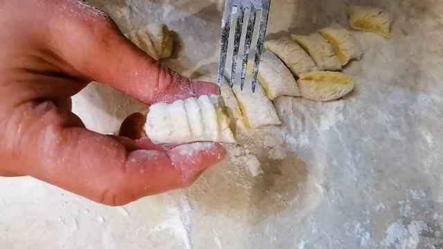 Как сделать из картошки итальянские ньокки? ИТАЛЬЯНСКАЯ КУХНЯ ! ГОТОВИТЬ ПРОСТО ! смотреть онлайн