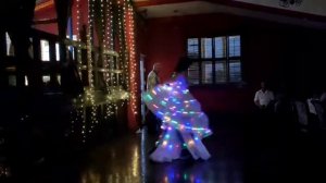 Танец со светодиодными крыльями