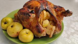 Румяная и очень сочная курица с яблоками в духовке!