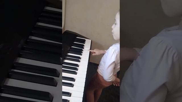 Первый урок по фортепиано