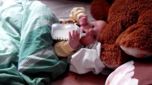 Малыш самостоятельно пьет из бутылки в 3 месяца