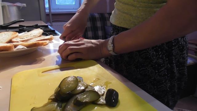 Бутерброды со шпротами и солённым огурцом ! смотреть онлайн