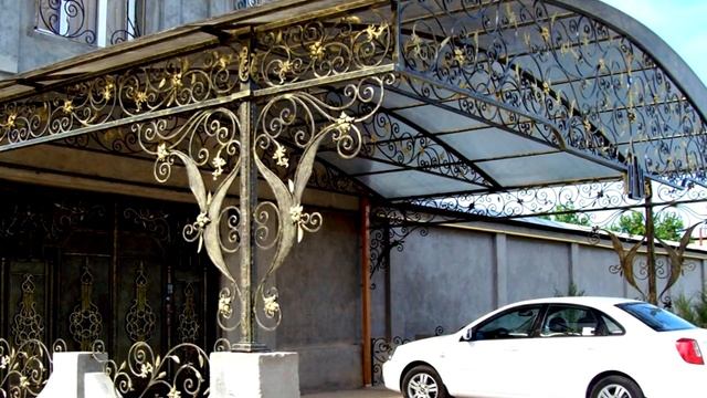 Большой навес для машины перед гаражом в частном доме ковка конструкция металл
