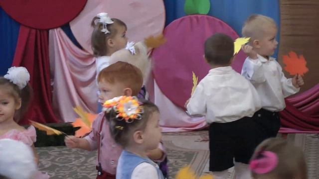 Танец с листочками на осеннем утреннике 2016 в яслях Муз рук Максюта Г В смотреть онлайн