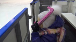 Маленькие Фигуристы // Вероника учится кататься на коньках