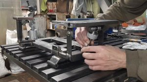 Наждак для заточки резцов и свёрл. Или универсальное точило.