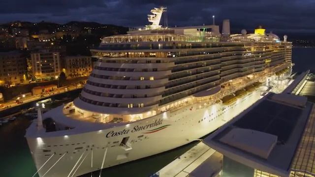 Costa Smeralda круизный лайнер в порту Савоны смотреть онлайн