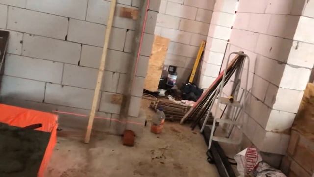 Перегородка(и) из кирпича. Разметка первого ряда кирпичной кладки в доме из газобетона(газоблока)
