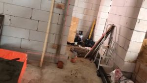 Перегородка(и) из кирпича. Разметка первого ряда кирпичной кладки в доме из газобетона(газоблока)