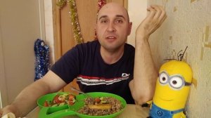 Мукбанг/ Кушаю шницель, гречку и салат из огурцов и помидоров