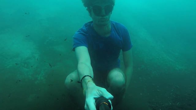 Deep inside the Lake McKenzie at Fraser Island смотреть онлайн