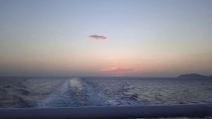 Корабль плывет по морю .