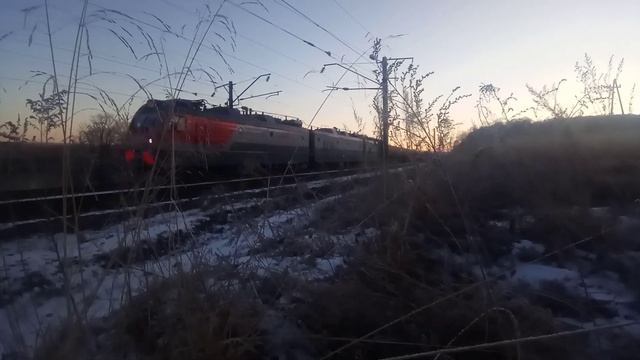 Встреча электровозов 3ЭС5К-348 и 3ЭС5К-379 "Ермак" с грузовыми поездами на зимнем Транссибе. смотреть онлайн