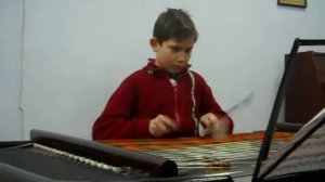 Мальчик классно играет на цымбале ))))))