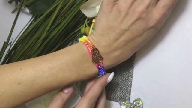 Цветной браслет от сглаза с Хамсой