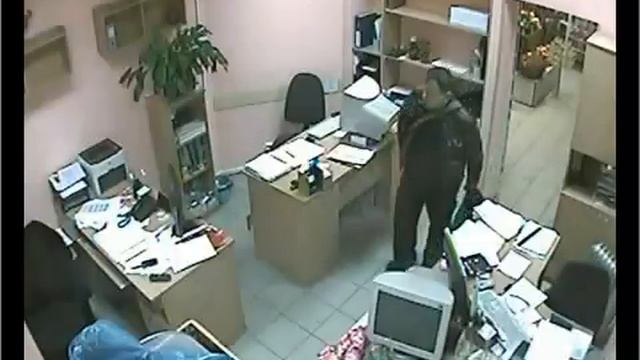 Видеонаблюдение. Засняли наглого вора в магазине