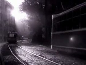 Трамвай идет по городу